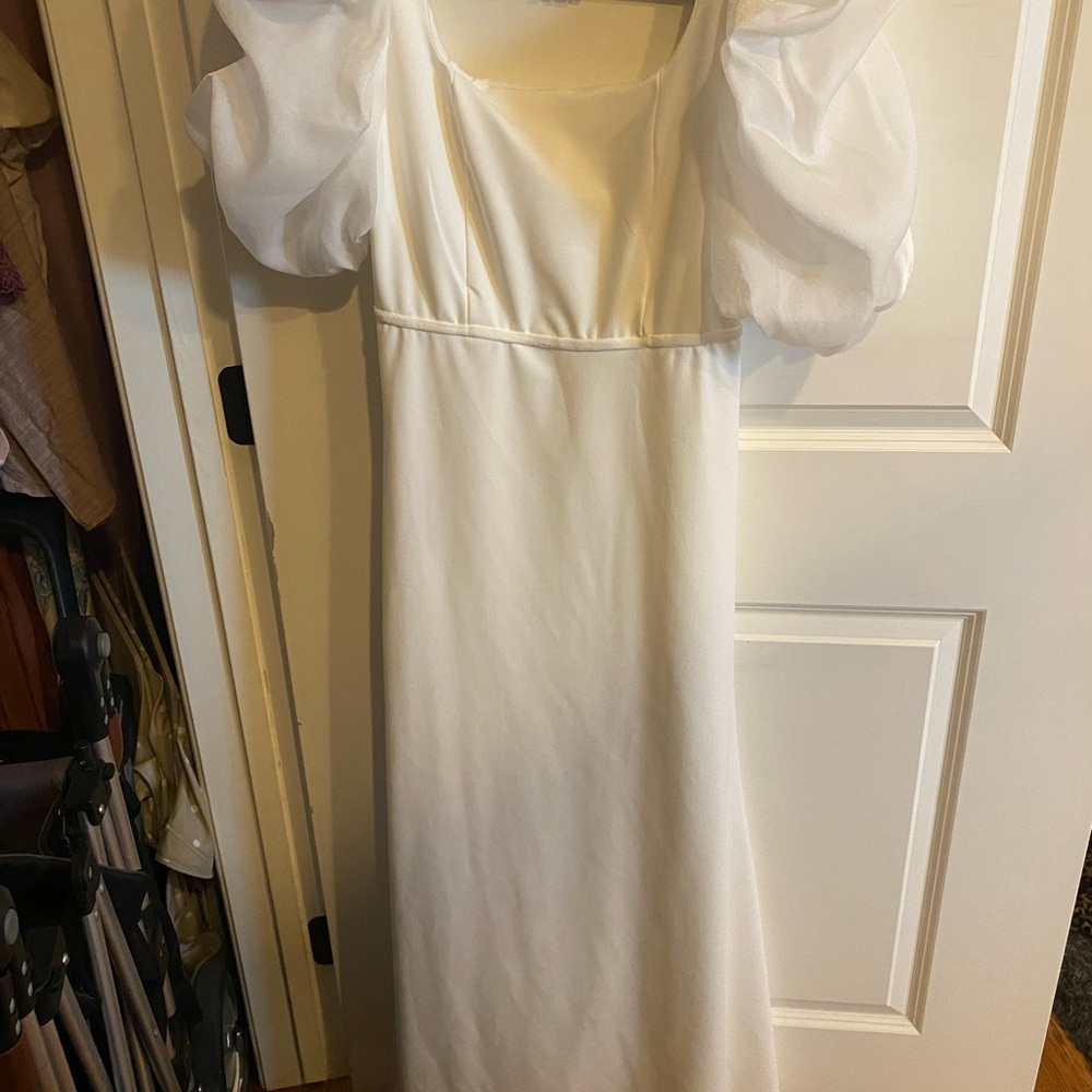 White Sleeveless Sweetheart Gown for Brides